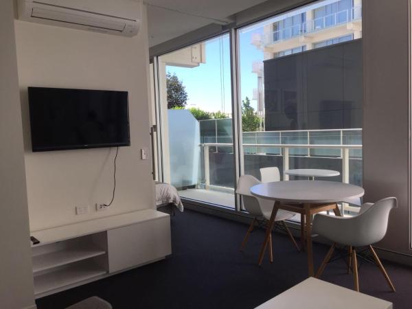 Tasha's Apartments on Warwick : photo 6 de la chambre appartement avec balcon