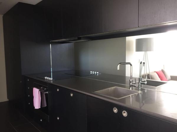 Tasha's Apartments on Warwick : photo 5 de la chambre appartement avec balcon