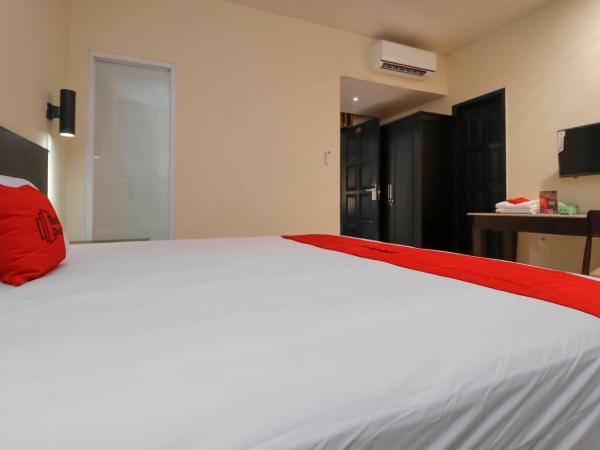 RedDoorz Plus near Halim Perdanakusuma 2 : photo 7 de la chambre chambre double