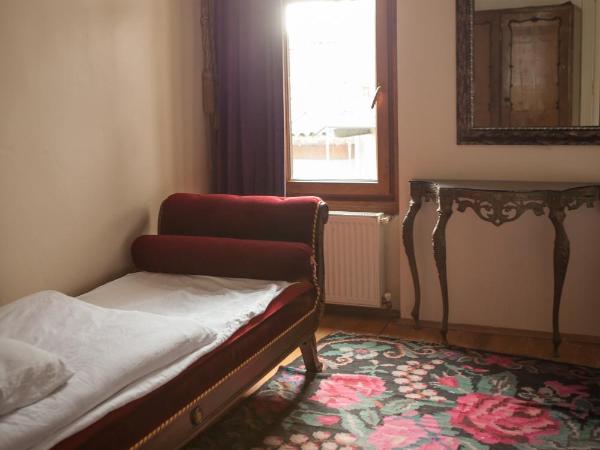 Chambers of the Boheme : photo 4 de la chambre chambre triple avec salle de bains commune