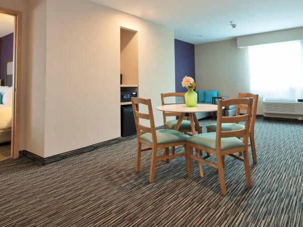 CHN Hotel Monterrey Aeropuerto, Trademark by Wyndham : photo 5 de la chambre suite lit king-size – non-fumeurs