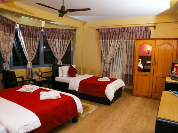 Hotel Silver Oaks Inn : photo 5 de la chambre chambre familiale deluxe avec balcon