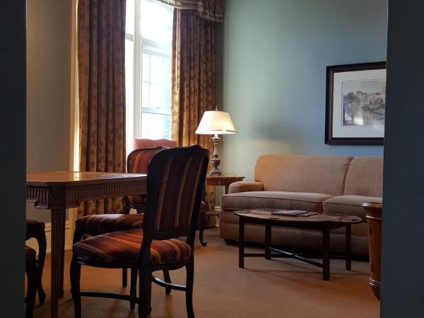 Mansions on Fifth : photo 4 de la chambre suite présidentielle avec lit king-size et 2 canapés-lits