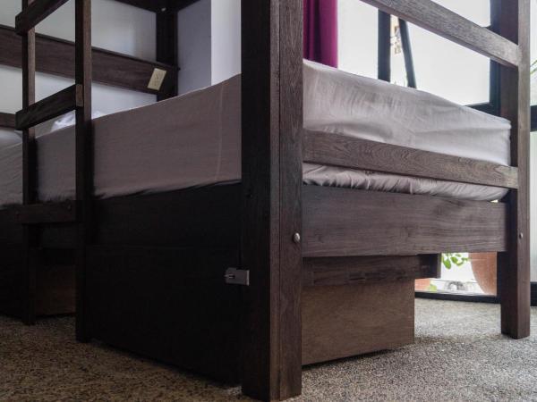 Los Muertos Hostal : photo 6 de la chambre lit simple dans dortoir de 6 lits - la doña