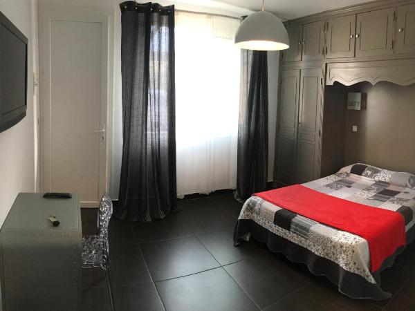 Hôtel les Arbousiers : photo 3 de la chambre chambre familiale