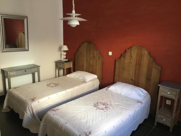 Hôtel les Arbousiers : photo 1 de la chambre chambre familiale