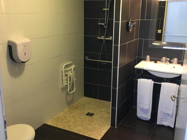 Hôtel les Arbousiers : photo 7 de la chambre chambre familiale