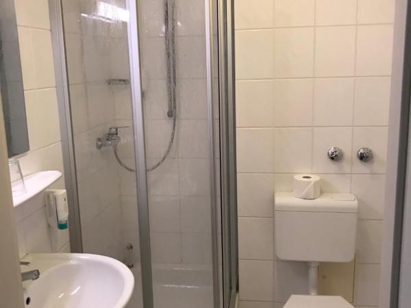 Gästehaus Alpinia : photo 2 de la chambre chambre simple avec douche