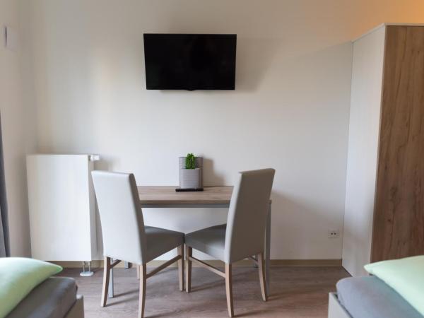 FirstSleep Boardinghouse Griesfeldstrasse München : photo 8 de la chambre appartement avec douche (3 lits)