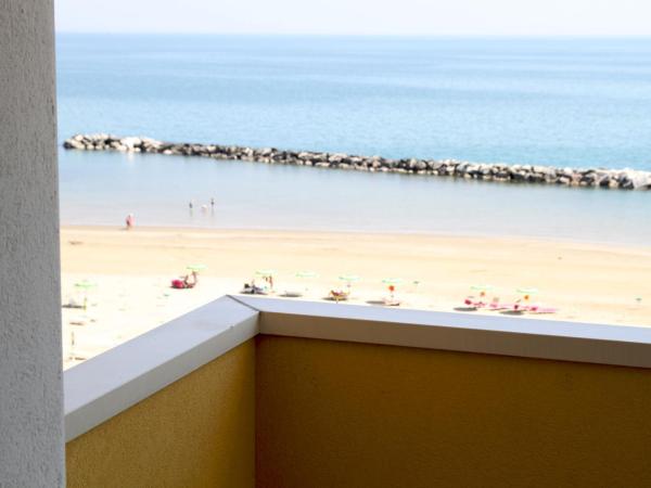 Hotel Montmartre : photo 1 de la chambre chambre - vue sur mer