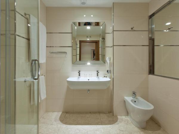 Gran Hotel Corona Sol : photo 3 de la chambre chambre lits jumeaux - vue sur ville