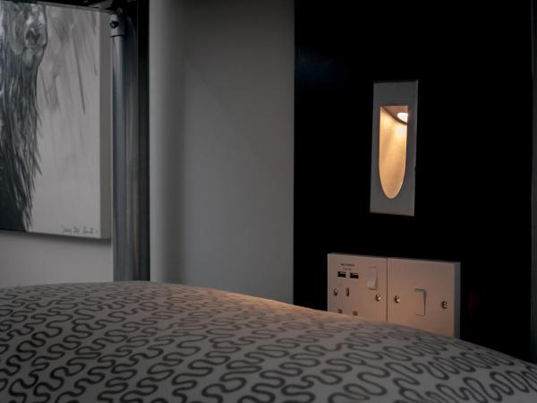 West End Hotel : photo 4 de la chambre lit dans un dortoir mixte de 6 lits avec salle de bains privative