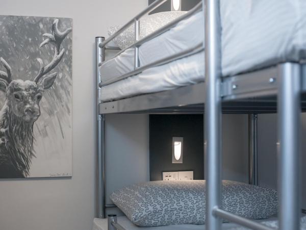 West End Hotel : photo 2 de la chambre lit dans un dortoir mixte de 6 lits avec salle de bains privative