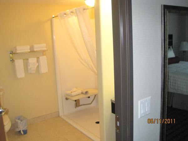 Super 8 by Wyndham Saskatoon Near Downtown : photo 2 de la chambre chambre lit king-size pour personnes à mobilité réduite - non-fumeurs