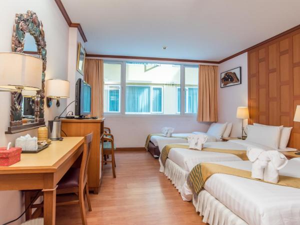 New Siam Riverside - SHA Certified : photo 2 de la chambre chambre triple supérieure