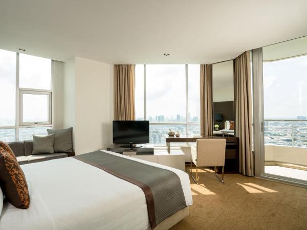 JC Kevin Sathorn Bangkok Hotel : photo 3 de la chambre suite 2 chambres skyline avec salon et balcon privé