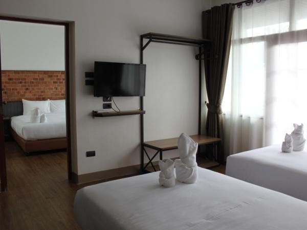 The Old City Wall Inn : photo 2 de la chambre chambre familiale avec salle de bains