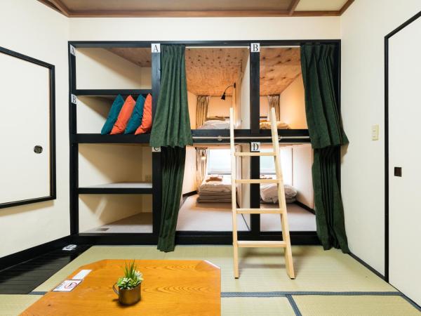 Tokyo Guest House Ouji Music Lounge : photo 5 de la chambre chambre quadruple avec salle de bains privative