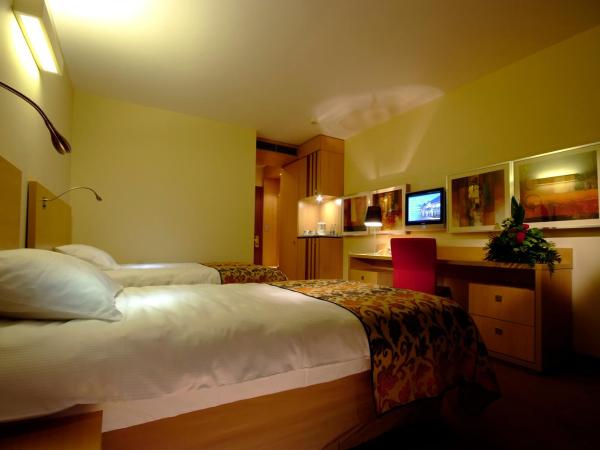 Hotel HP Park Poznań Malta Sport : photo 2 de la chambre chambre lits jumeaux - vue sur lac