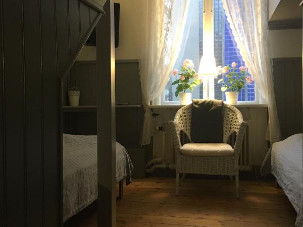 Vandrarhem Uppsala Kungsängstorg : photo 3 de la chambre chambre triple avec salle de bains commune