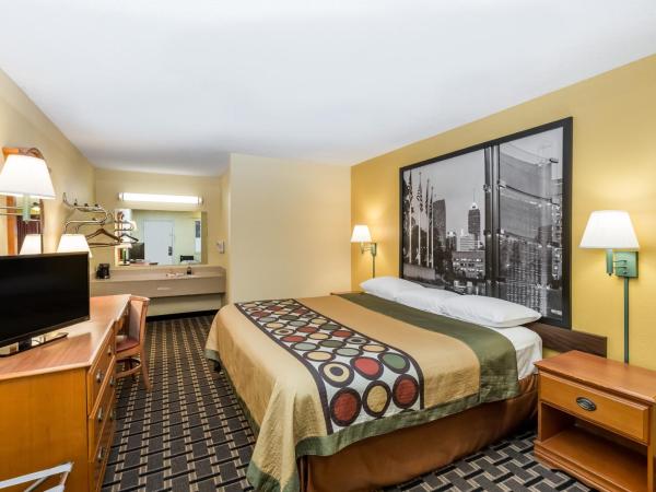 Super 8 by Wyndham Indianapolis-Southport Rd : photo 1 de la chambre chambre lit king-size - non-fumeurs