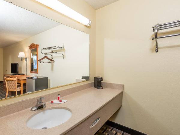 Super 8 by Wyndham Indianapolis-Southport Rd : photo 3 de la chambre chambre lit queen-size - non-fumeurs