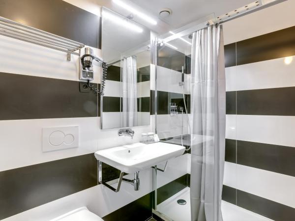 Hotel Opera Maintenon : photo 4 de la chambre chambre triple avec 2 lits