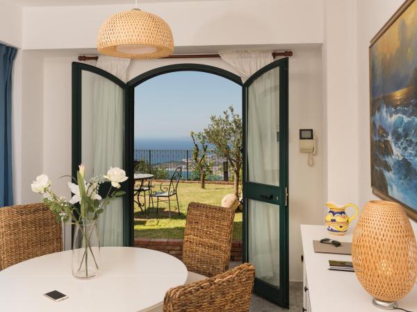 Villa Le Terrazze Charming Rooms : photo 3 de la chambre appartement - vue sur mer