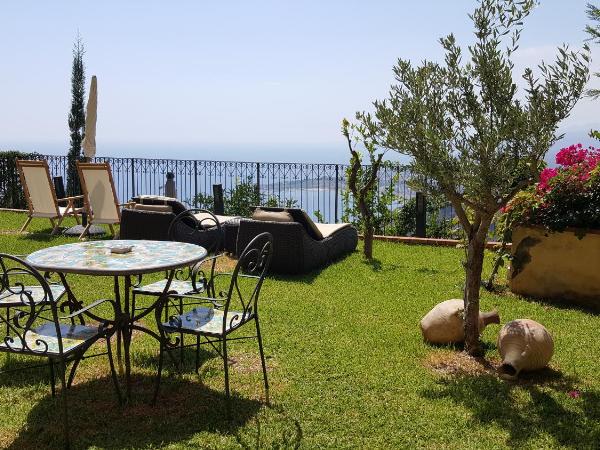 Villa Le Terrazze Charming Rooms : photo 2 de la chambre appartement - vue sur mer