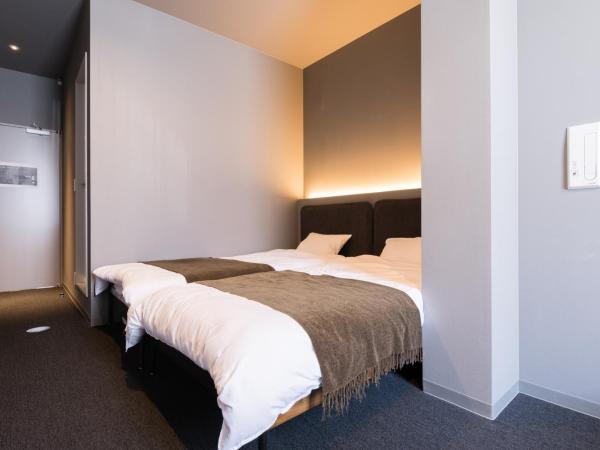 BON Hostel : photo 2 de la chambre chambre lits jumeaux avec salle de bains