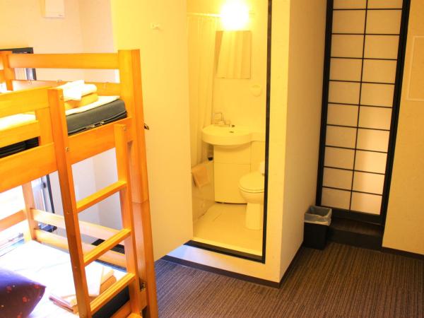 K's House Tokyo Oasis - Quality Hostel in Asakusa : photo 2 de la chambre chambre lits jumeaux avec salle de bains privative