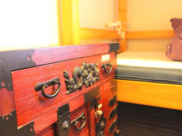 K's House Tokyo Oasis - Quality Hostel in Asakusa : photo 9 de la chambre chambre lits jumeaux avec salle de bains privative