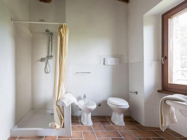 Agriturismo Il Poggio degli Scoiattoli : photo 2 de la chambre chambre familiale - vue sur jardin