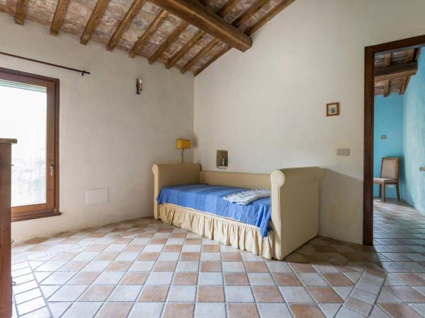 Agriturismo Il Poggio degli Scoiattoli : photo 7 de la chambre chambre familiale avec salle de bains privative