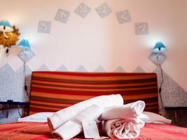 Villa Arazurrina : photo 8 de la chambre chambre triple avec salle de bains privative