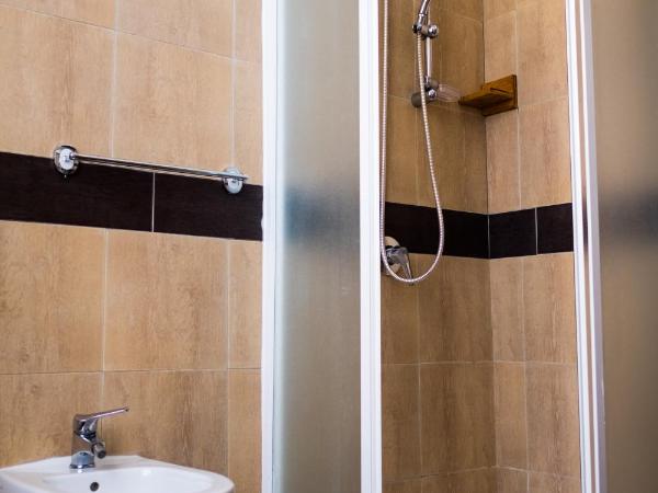 Villa Arazurrina : photo 5 de la chambre chambre triple avec salle de bains privative