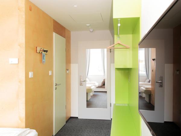 Maverick City Lodge : photo 3 de la chambre chambre lits jumeaux avec salle de bains privative