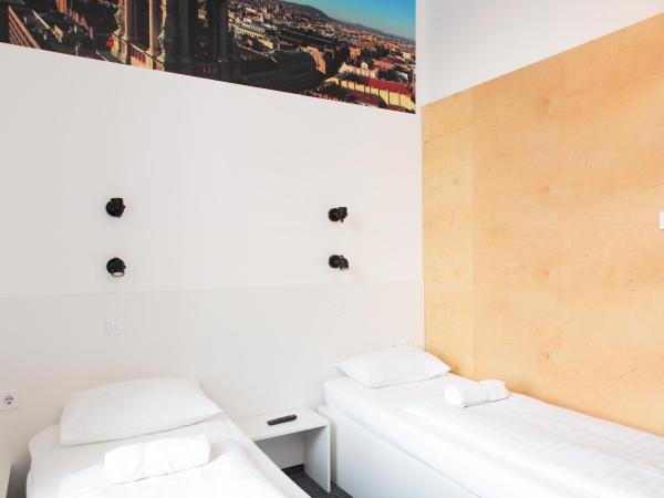 Maverick City Lodge : photo 9 de la chambre chambre lits jumeaux avec salle de bains privative