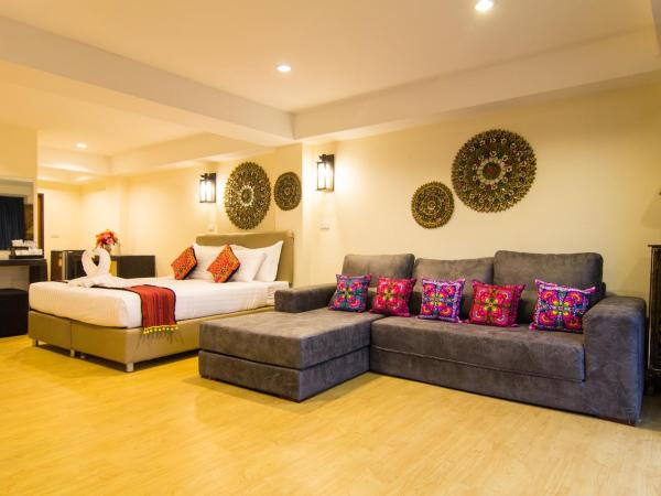 Suan Dok Gate Guesthouse : photo 5 de la chambre chambre lit king-size deluxe avec canapé-lit