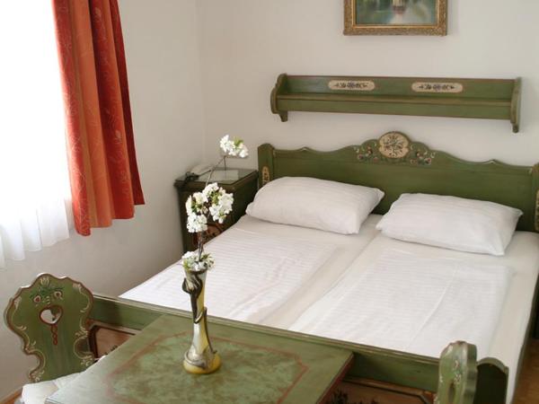 Adlerhof : photo 1 de la chambre chambre double avec espace de stationnement