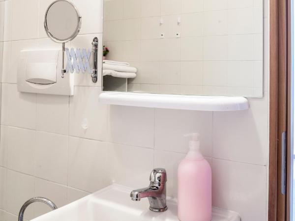 Bed & Breakfast Cesarina : photo 10 de la chambre chambre triple - vue sur jardin