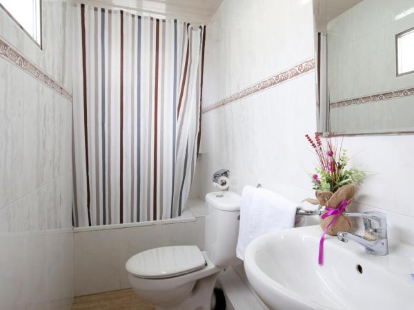 Hostal Barcelona : photo 7 de la chambre chambre double ou lits jumeaux avec salle de bains privative