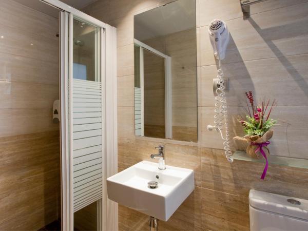 Hostal Barcelona : photo 8 de la chambre chambre double ou lits jumeaux avec salle de bains privative