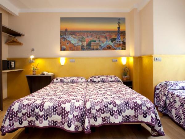 Hostal Barcelona : photo 2 de la chambre chambre triple avec salle de bains privative