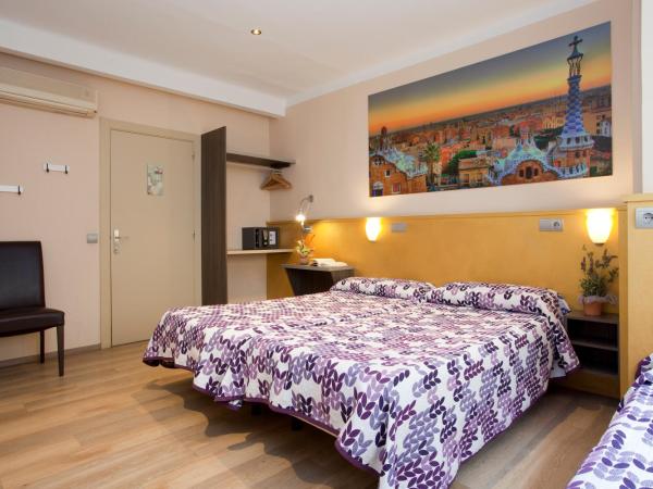 Hostal Barcelona : photo 3 de la chambre chambre triple avec salle de bains privative
