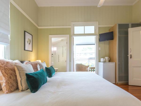 99 Kirkland Bed & Breakfast : photo 7 de la chambre suite lit king-size avec salle de bains privative