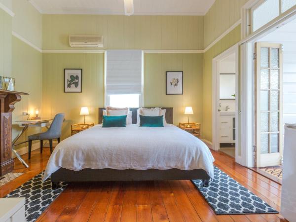 99 Kirkland Bed & Breakfast : photo 6 de la chambre suite lit king-size avec salle de bains privative