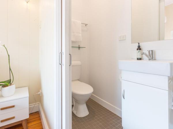 99 Kirkland Bed & Breakfast : photo 2 de la chambre chambre double avec salle de bains privative