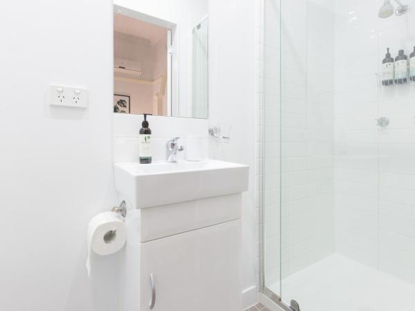 99 Kirkland Bed & Breakfast : photo 6 de la chambre suite lit queen-size avec salle de bains privative