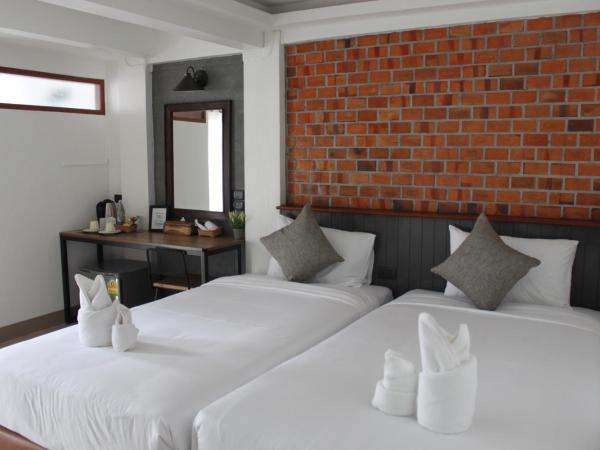 The Old City Wall Inn : photo 2 de la chambre chambre lits jumeaux - vue sur jardin